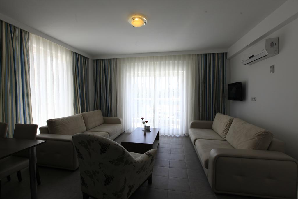 Familienzimmer mit Balkon und Blick auf das Landesinnere
