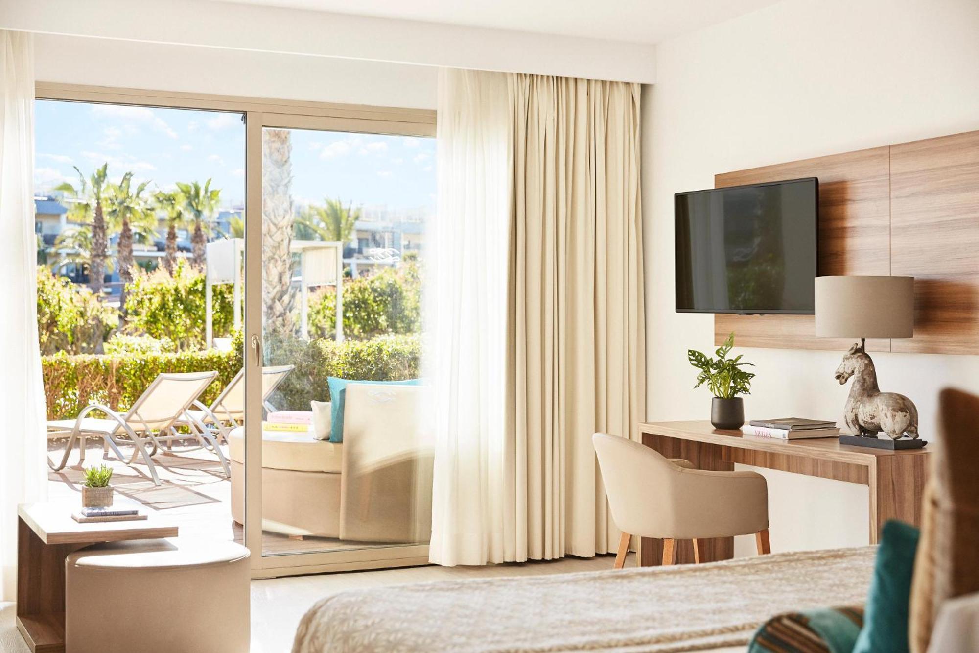 Junior Suite with Private Pool,1545000319:JPEG