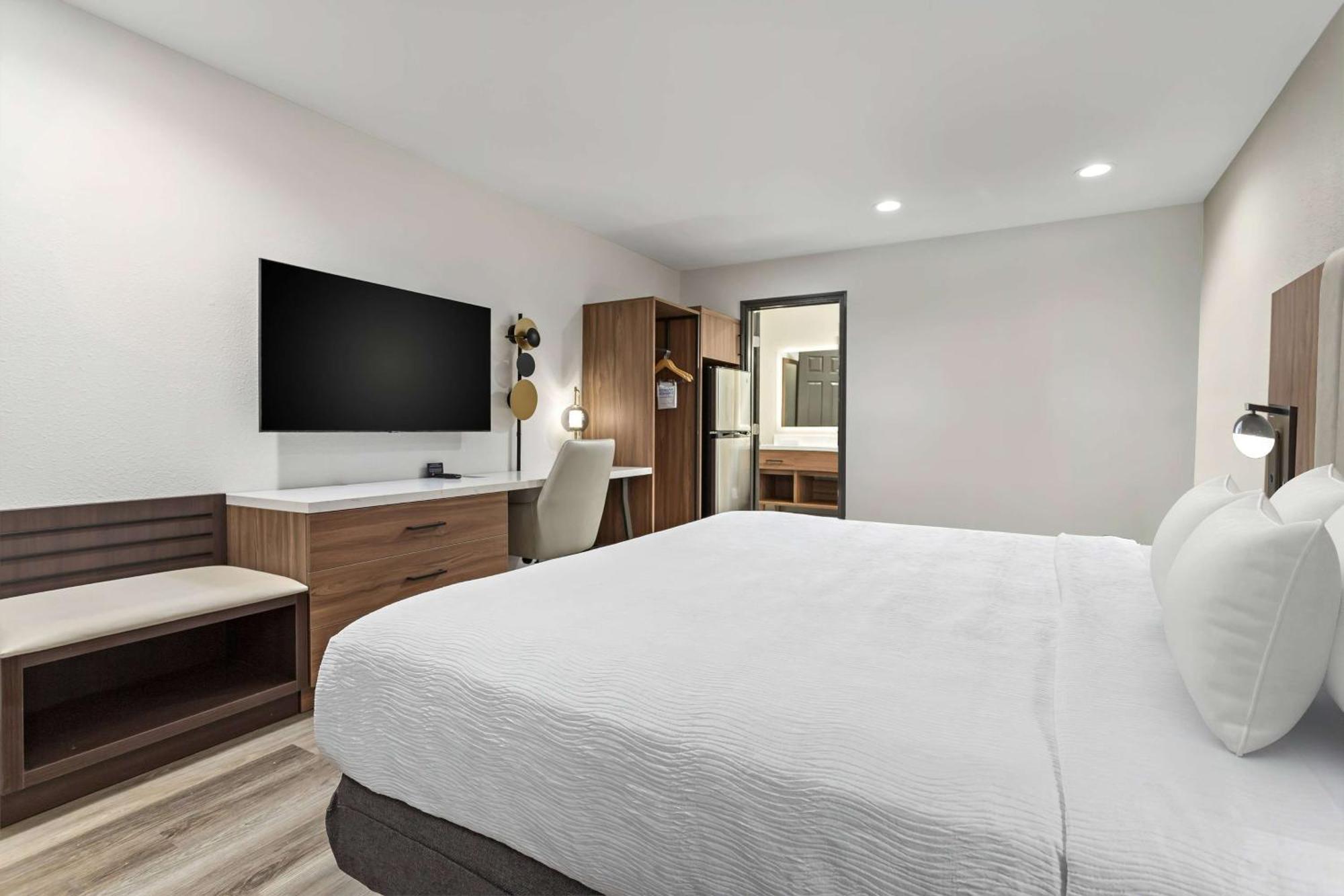 1 King Bed, Premium Mobility/Hearing Accessible Room, Roll-In Shower, No Smoking