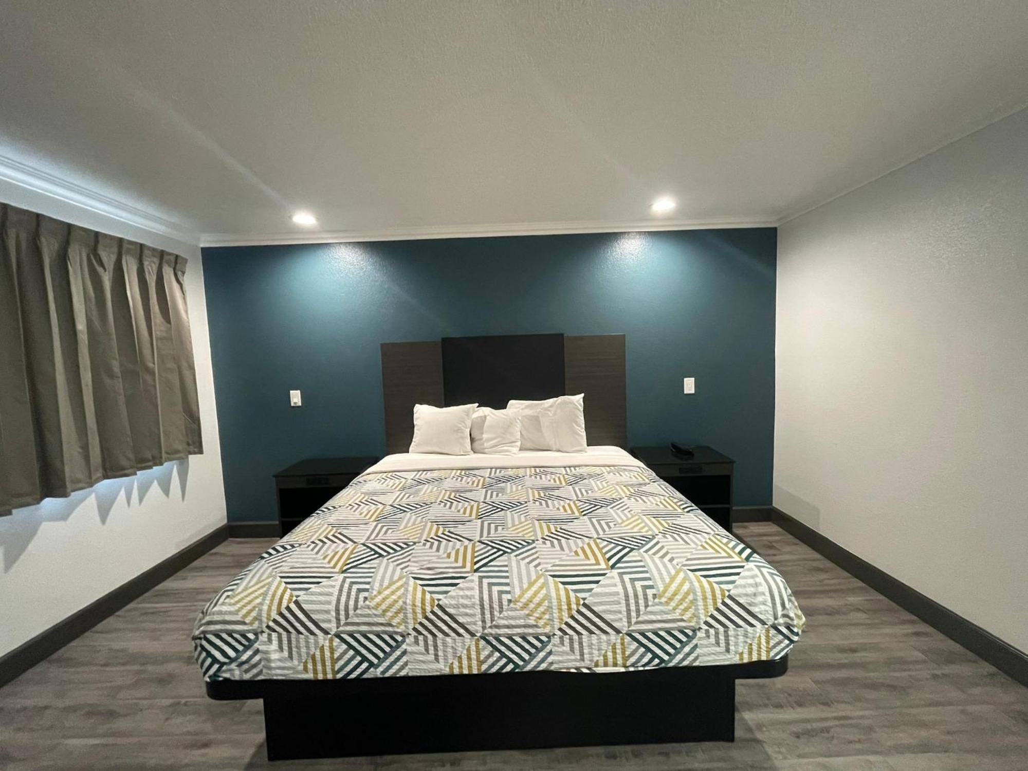 King Room with Roll-in Shower - Disability Access - Non-Smoking