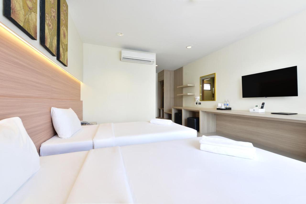 Deluxe Tweepersoonskamer met 1 of 2 Bedden en Uitzicht op het Zwembad