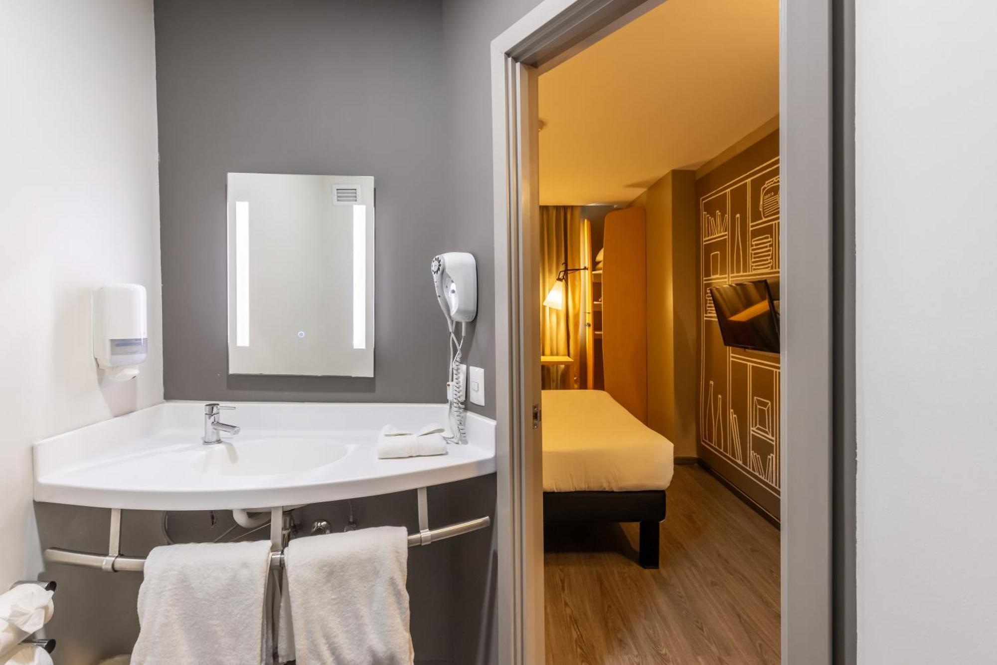 Standard Queen Room