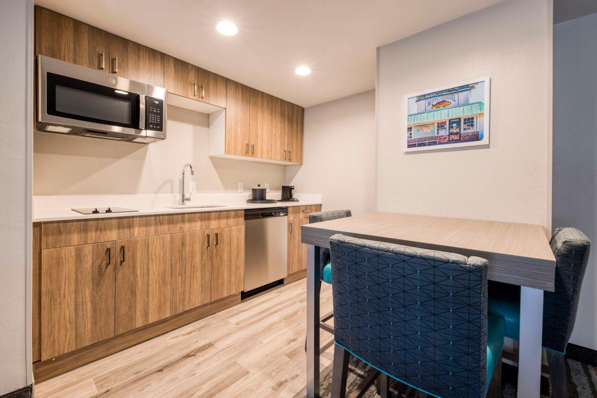 One-Bedroom King Suite with Fireplace - Non-Smoking