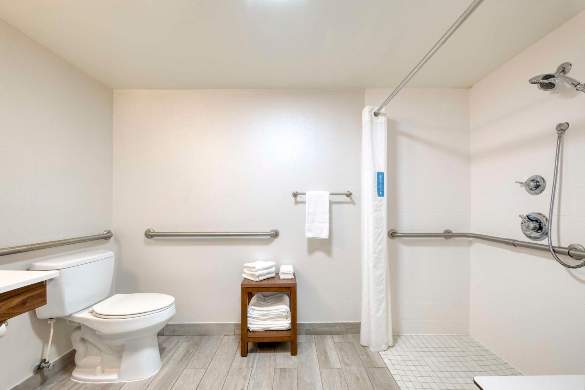 King Room with Roll-In Shower - Mobility Access/Non-Smoking