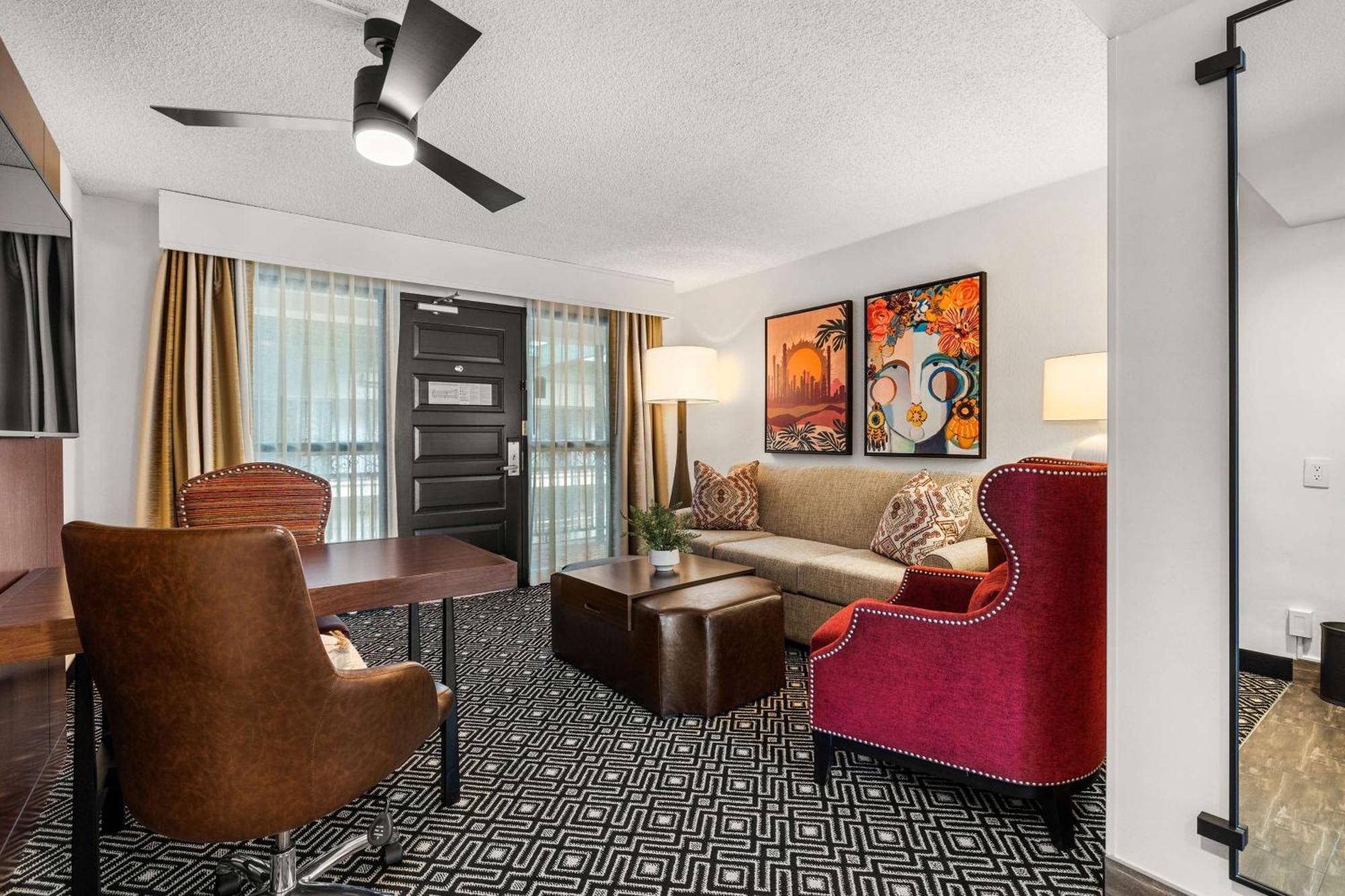 Two-Room Suite with One Queen Bed and Tub - Accessible,1547810269:JPEG
