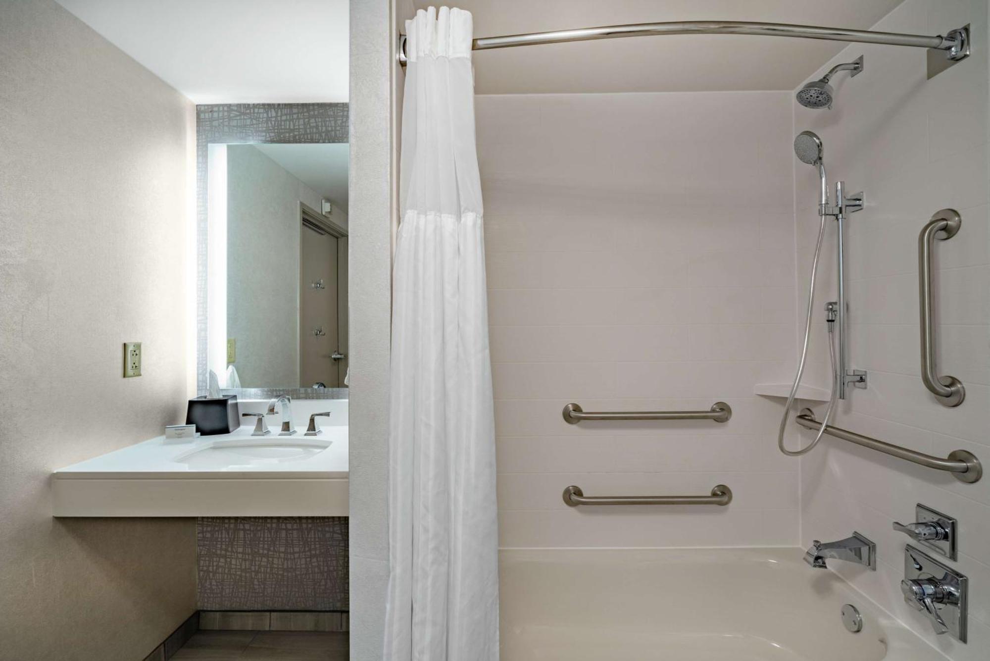 King Room with Tub - Mobility and Hearing Access,1548676621:JPEG