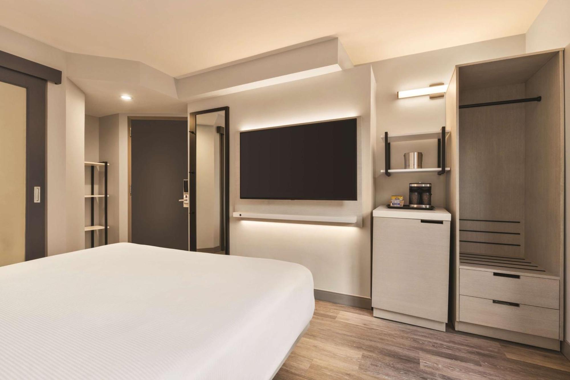 Habitación con cama extragrande.
