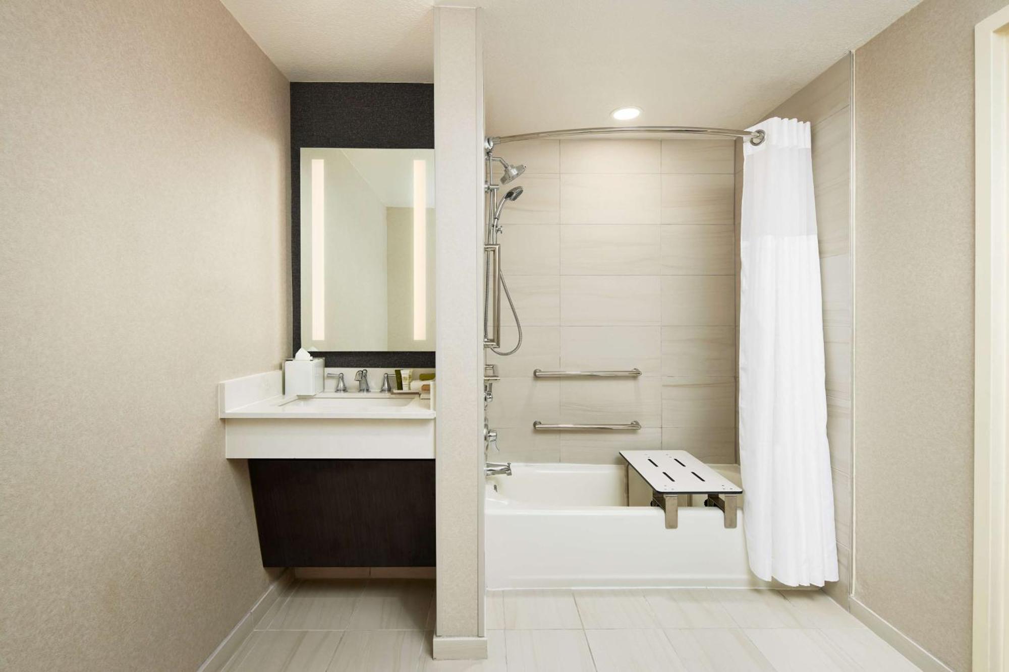 Queen Suite Mobility Accessible Tub,1548811684:JPEG