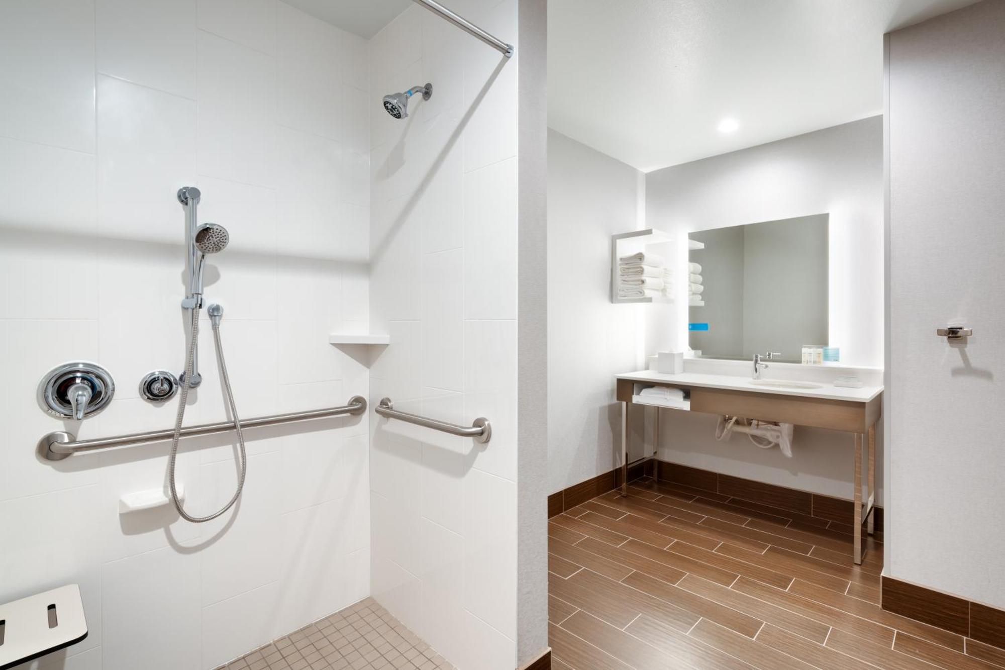 One-Bedroom King Suite with Bunk Bed, Bathtub and Sofa Bed - Communication Assistance