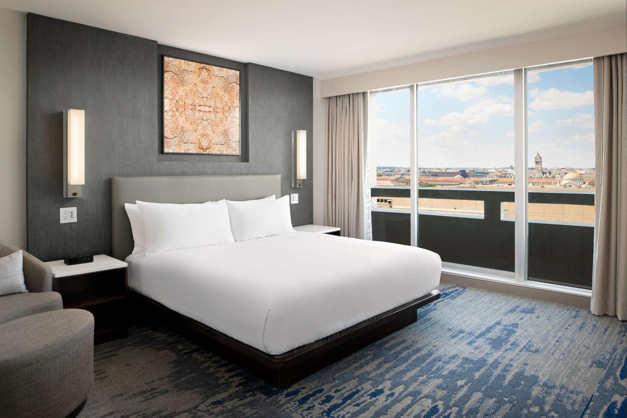 One-Bedroom Corner King Suite with City View,1548820885:JPEG