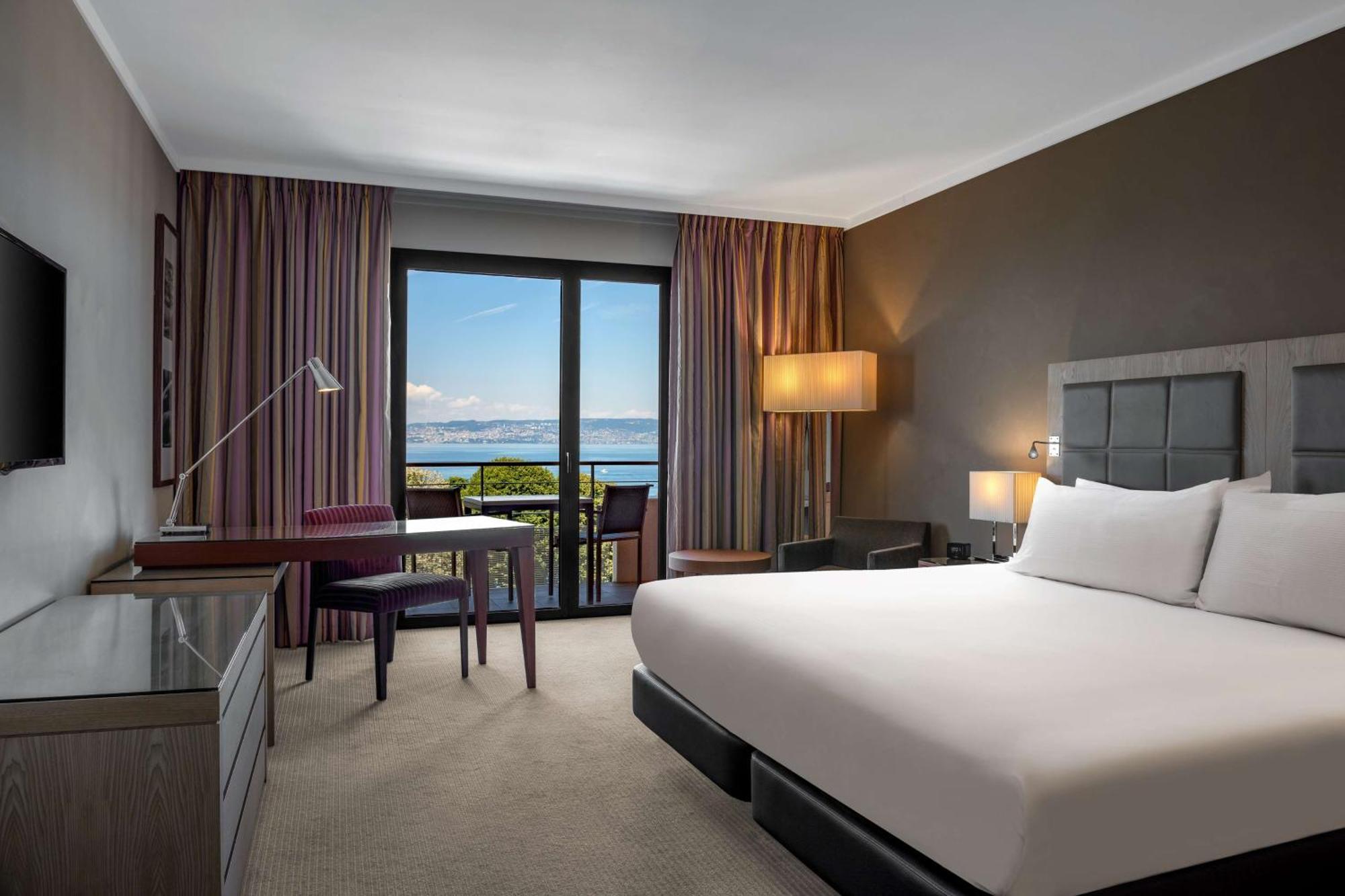 Executive Zimmer mit Kingsize-Bett und Zugang zur Executive Lounge
