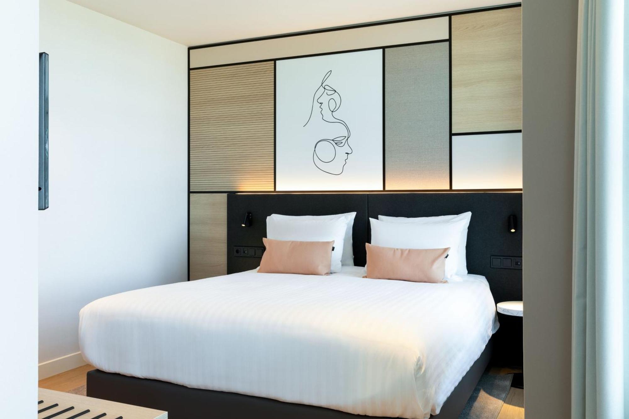 Estudio con cama extragrande y vistas al perfil urbano