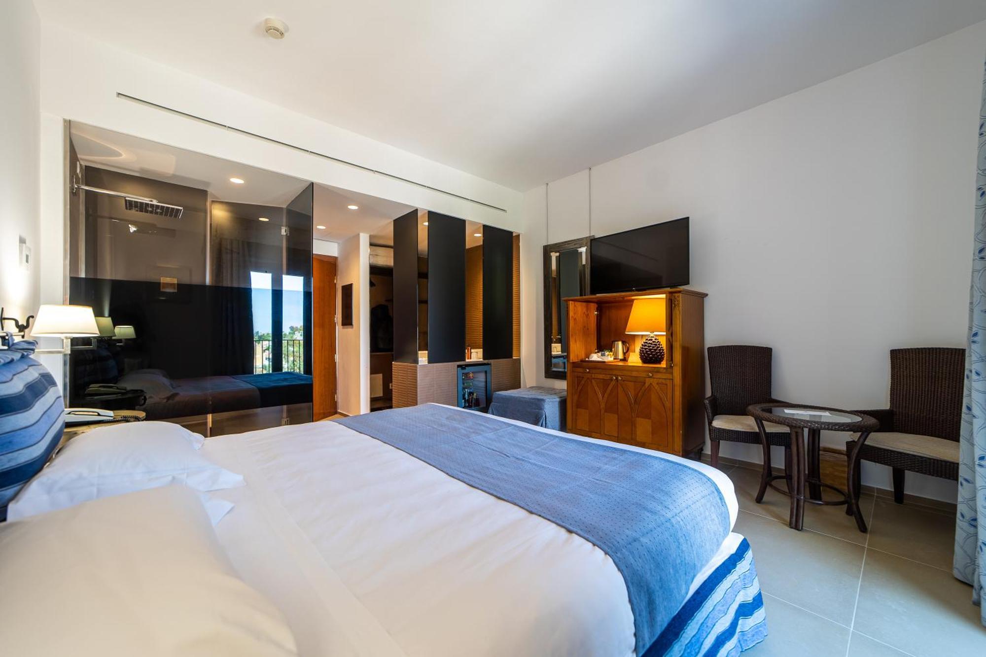 Deluxe Triple Room Partial Sea View