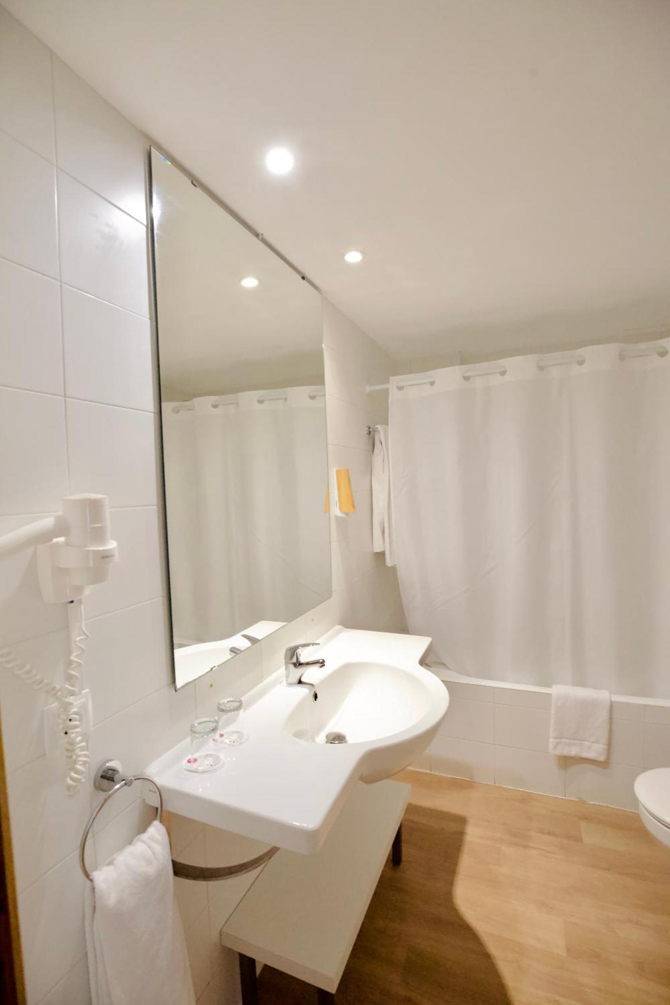 Doppelzimmer mit Balkon und Meerblick