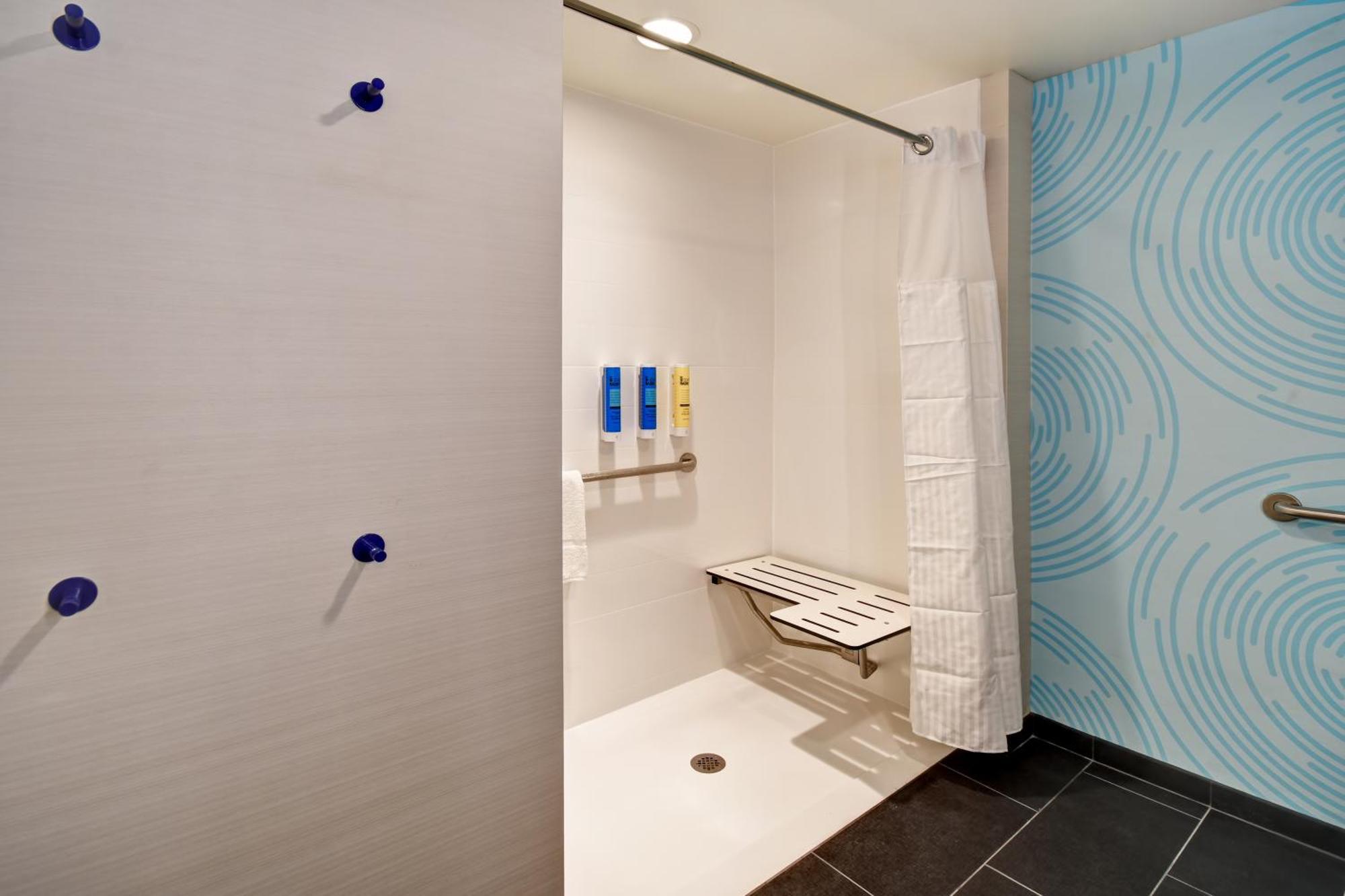 Queen Room with Two Queen Beds and Roll-In Shower - Mobility Access/Non-Smoking