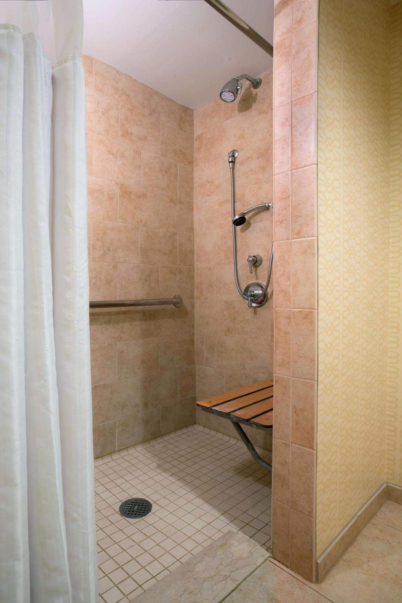 One-Bedroom King Suite with Roll-In Shower - Mobility Access/Non-Smoking