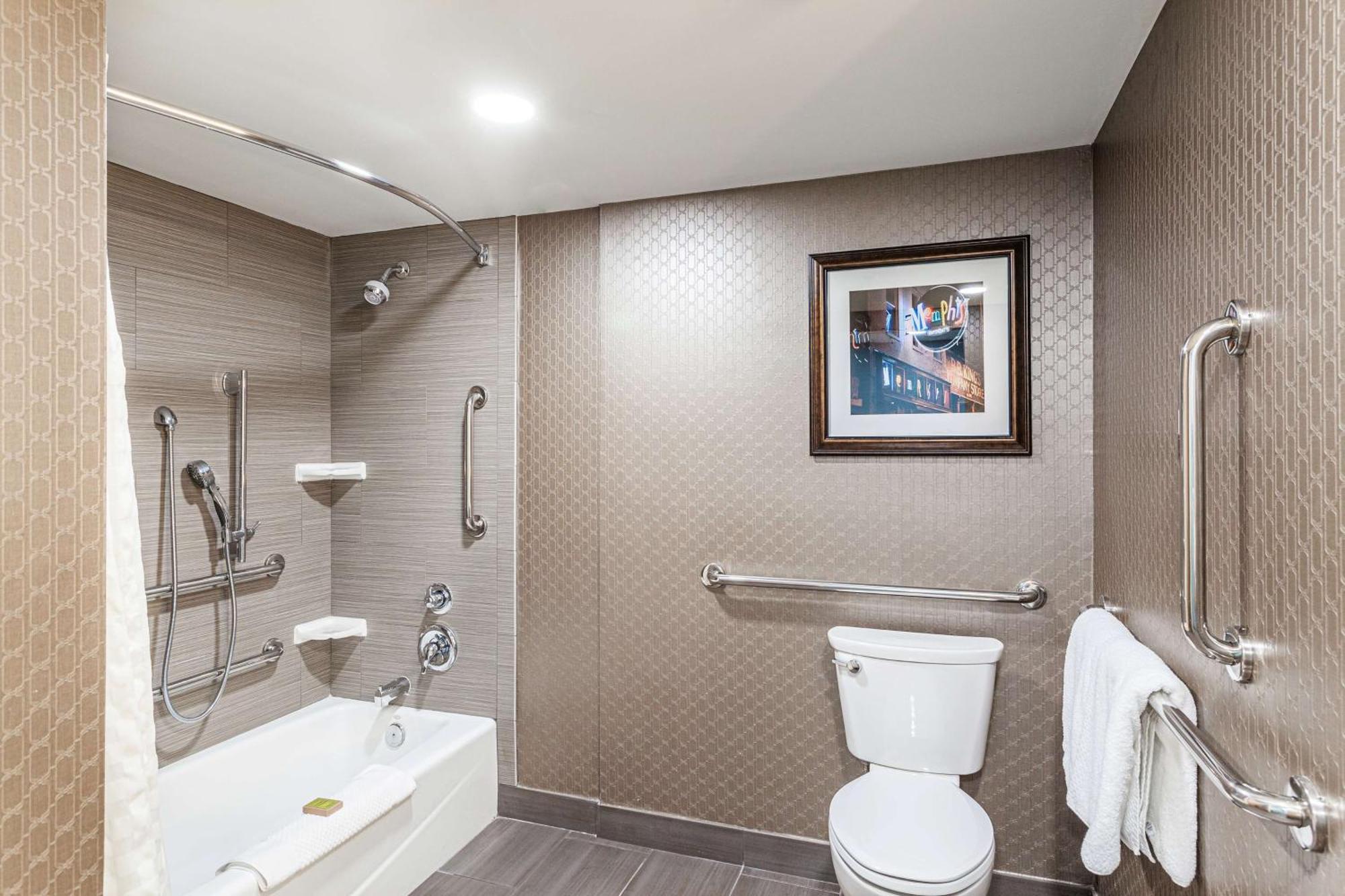 King Room Bath Tub Mobility Access,1551443857:JPEG