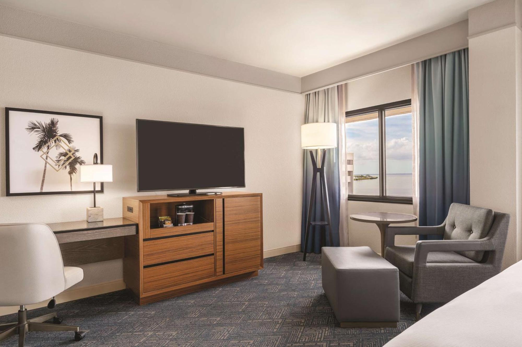 King Room with Bay/Pool View - Non-Smoking