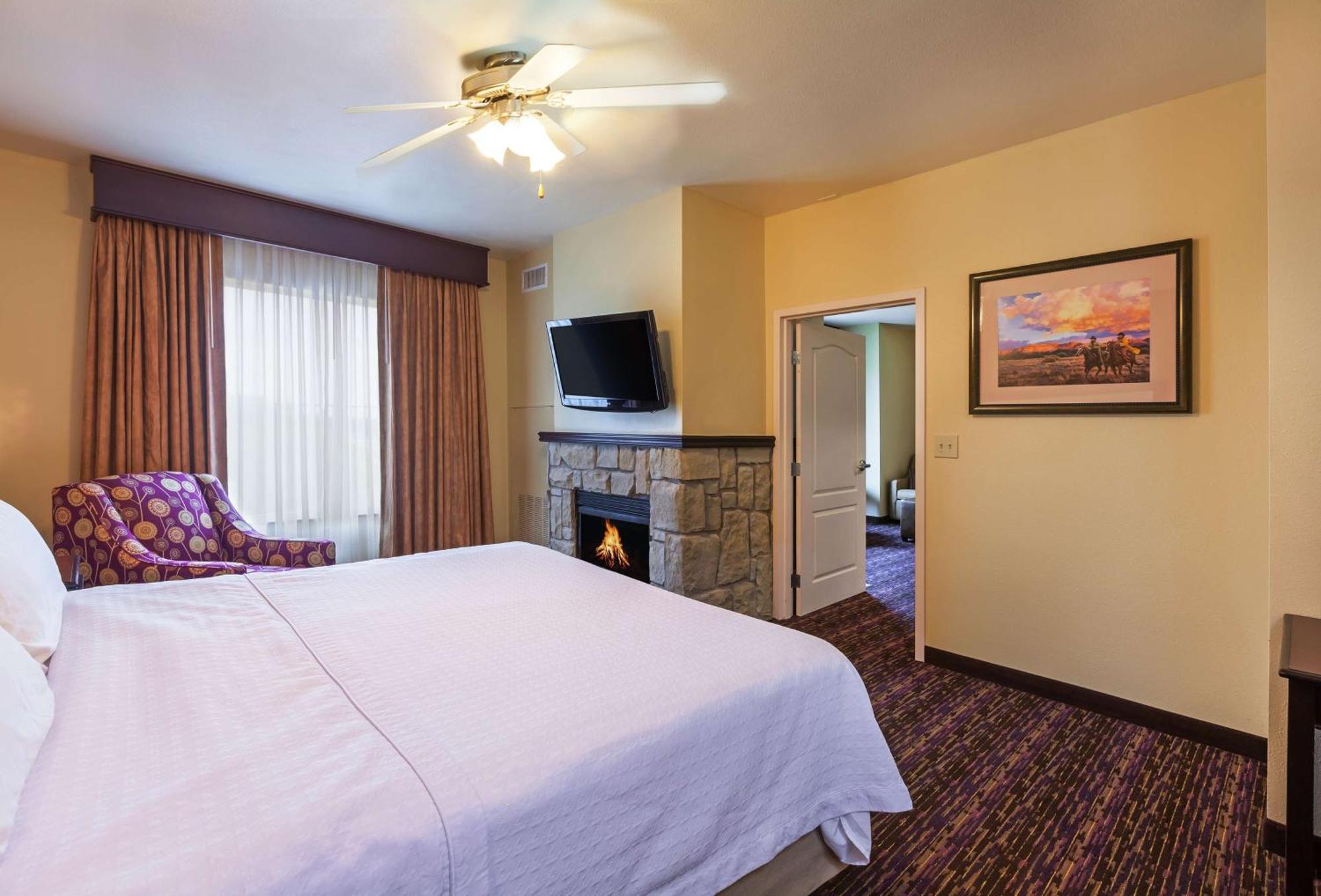 One-Bedroom King Suite with Fireplace - Non-Smoking