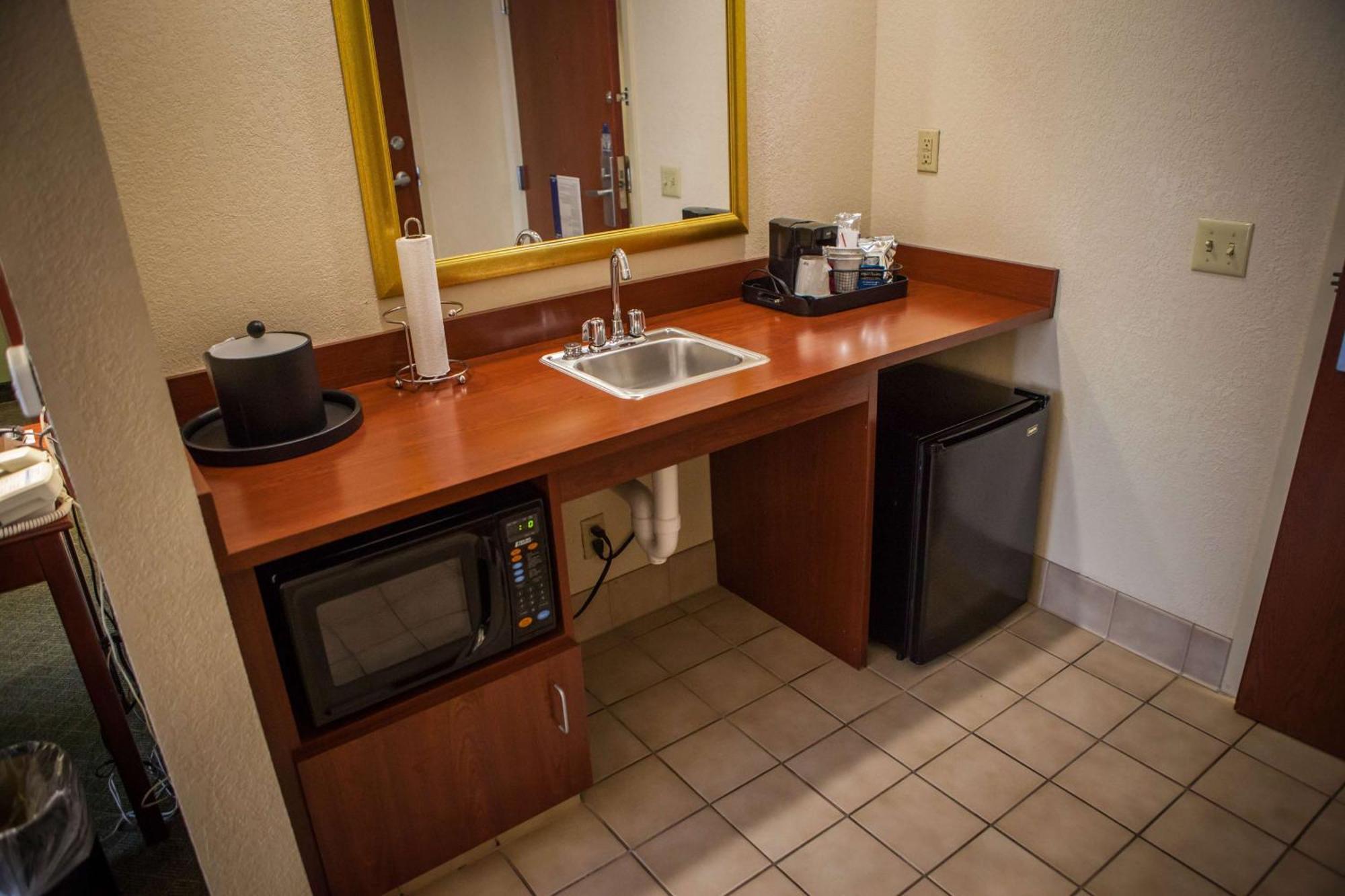 King Studio with Roll-In Shower - Mobility and Hearing Access/Non-Smoking