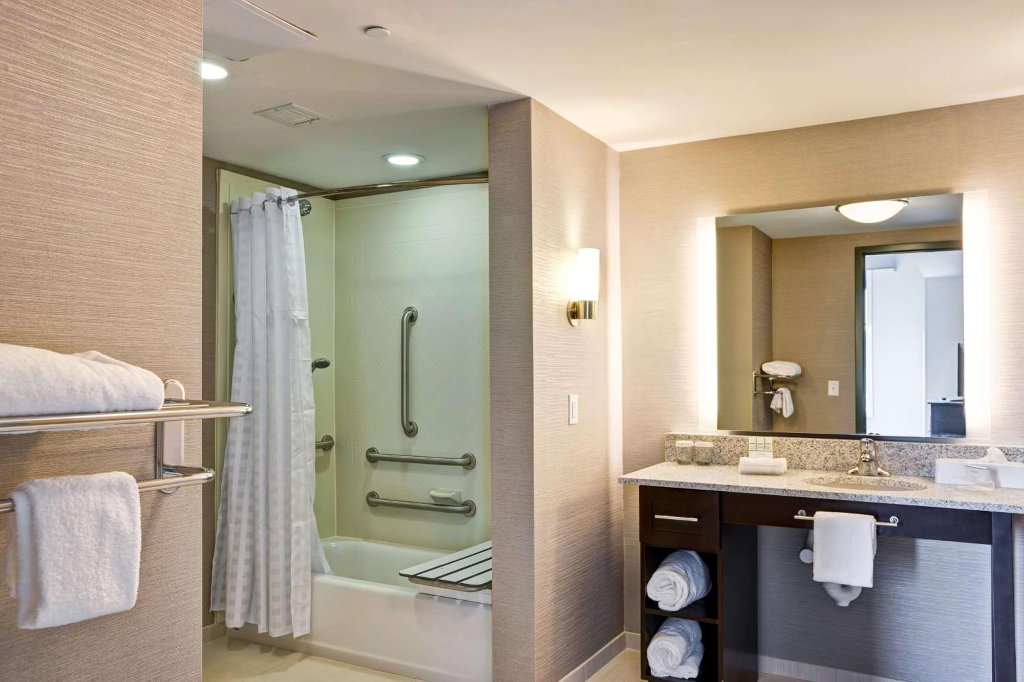 Queen Suite with Bath Tub - Mobility Access/Non-Smoking