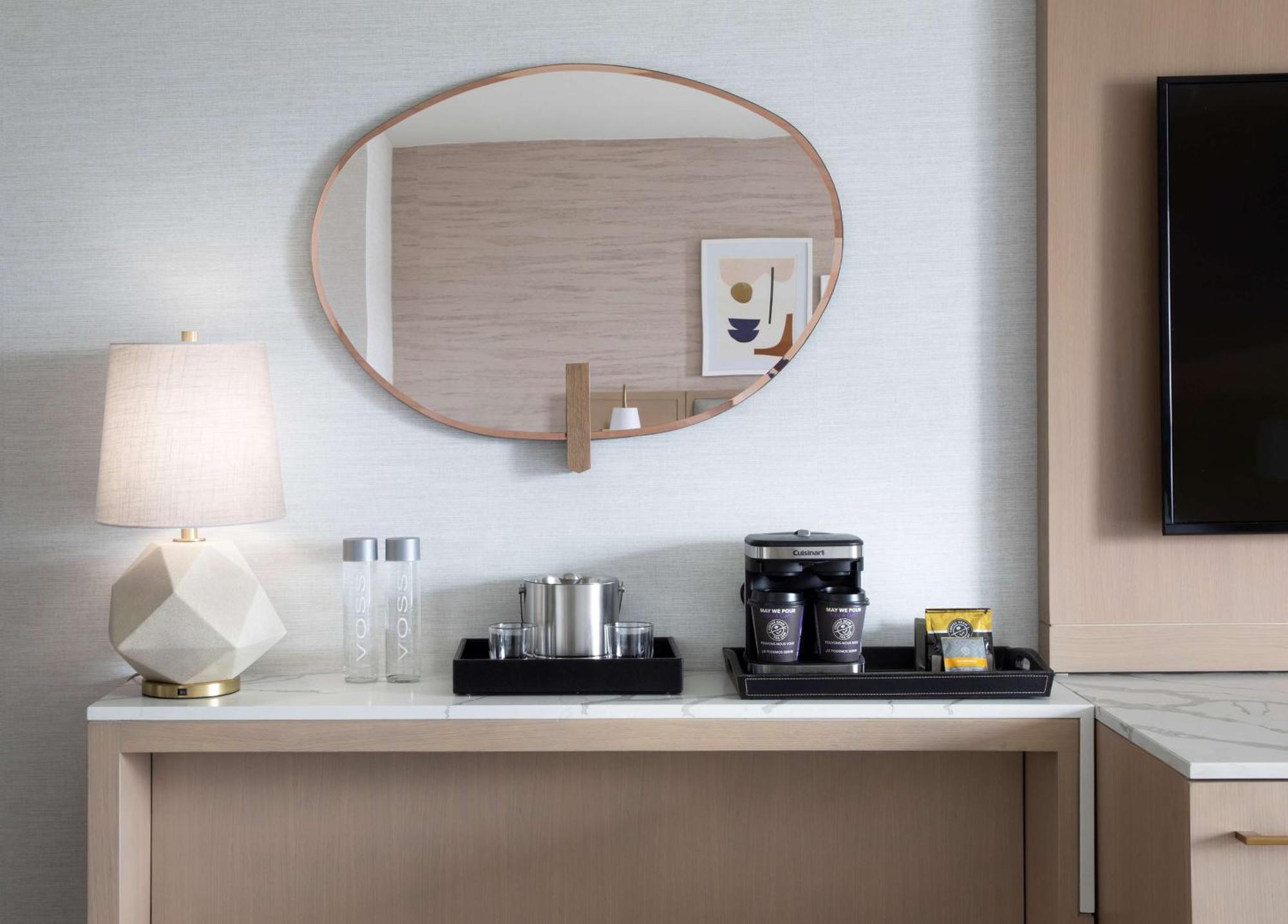 Habitación con cama extragrande.
