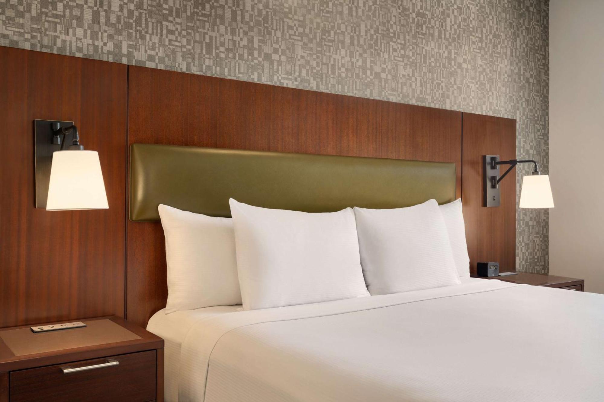 Zimmer mit Kingsize-Bett und Stadtblick