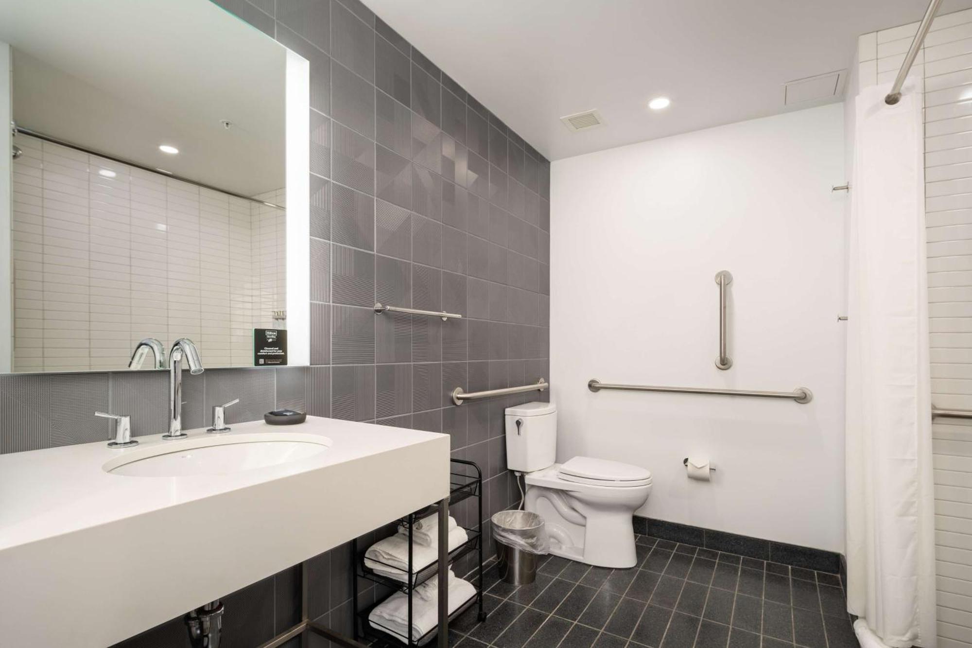 Studio Lit Queen-Size pour Personnes à Mobilité Réduite avec Douche Accessible en Fauteuil Roulant