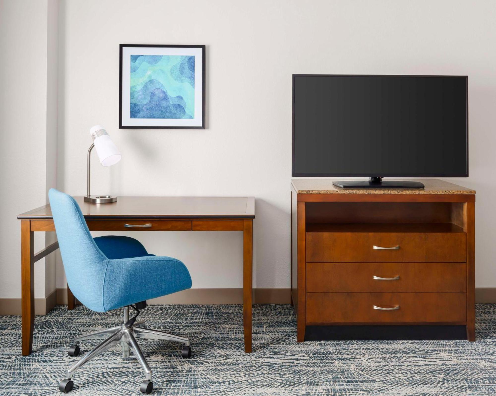 Quarto com Cama King-size e Banheira - Acessível para Hóspedes com Mobilidade Reduzida e Deficiência Auditiva