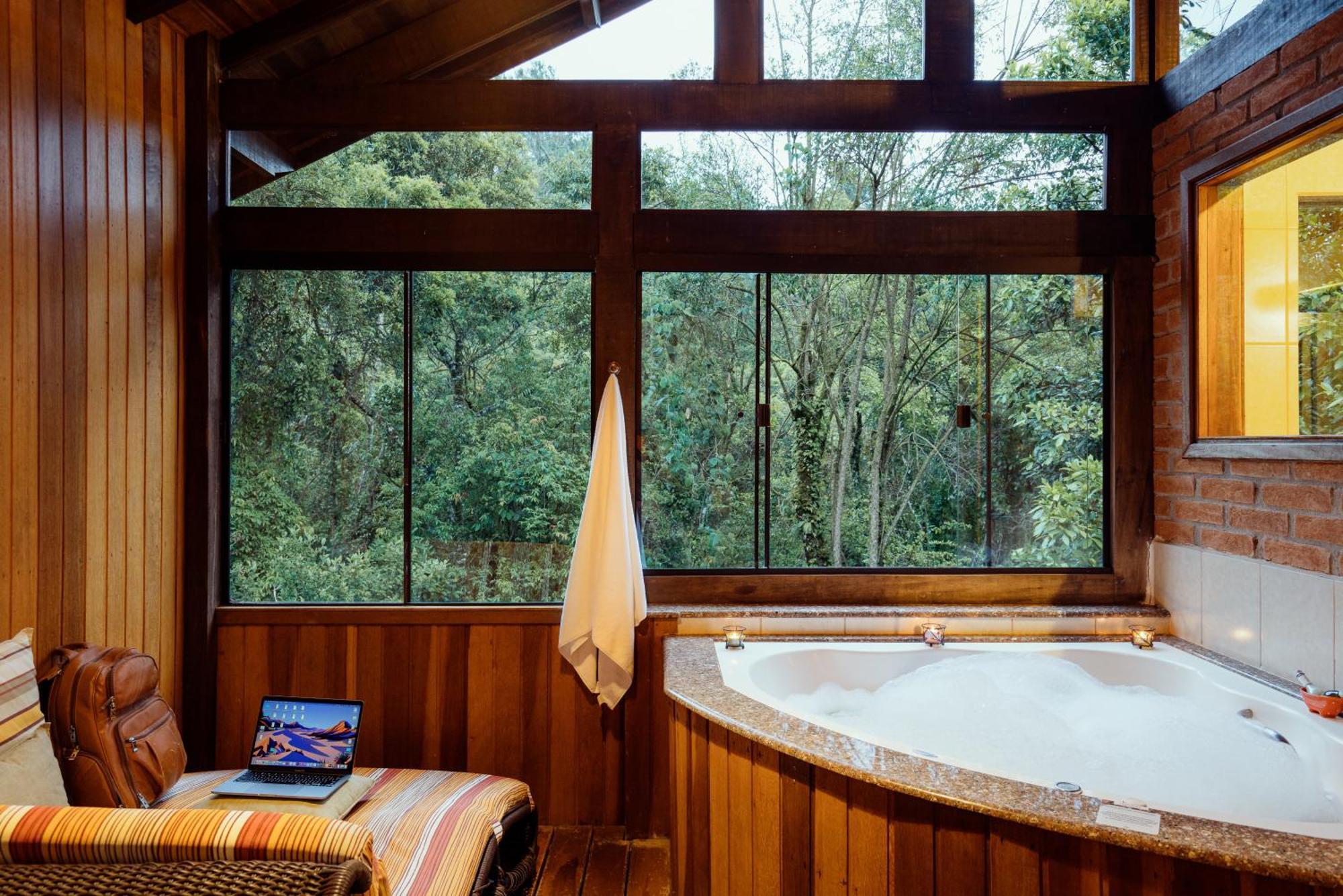 Cabana com Banheira de Hidromassagem