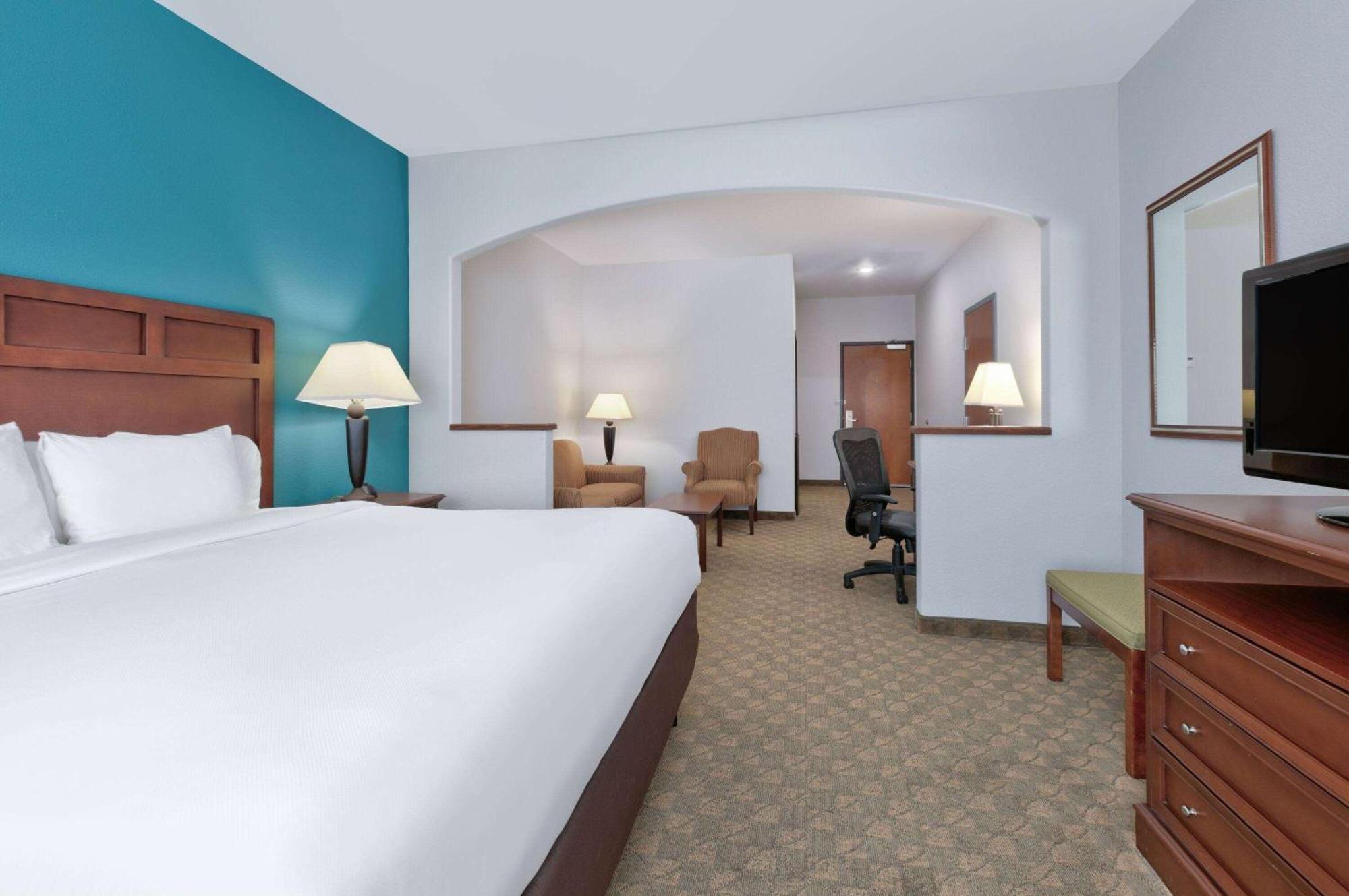 King Suite with Bath Tub - Mobility/Hearing Accessible - Non-Smoking