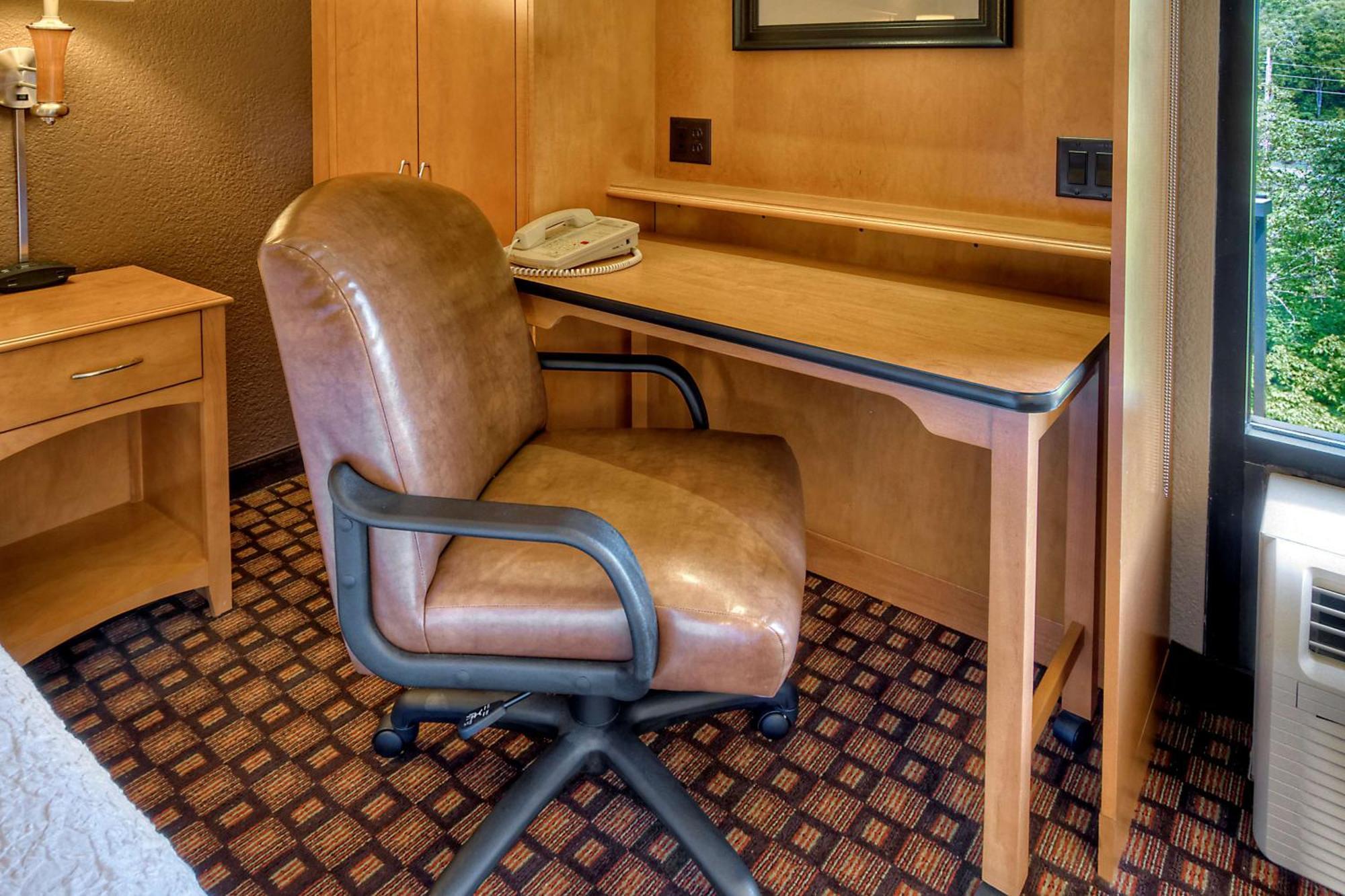 King Study with Sofa Bed - Non-Smoking