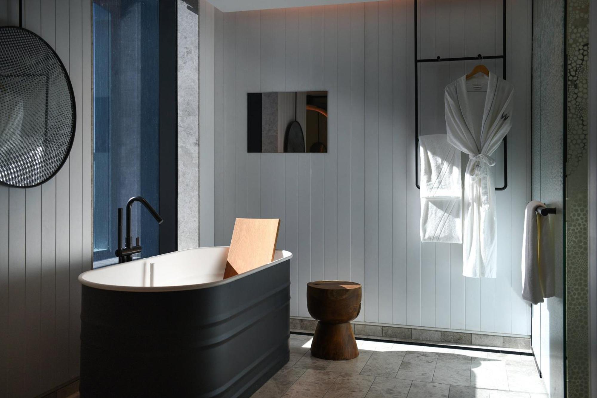 King Suite with River View – Urban Suite