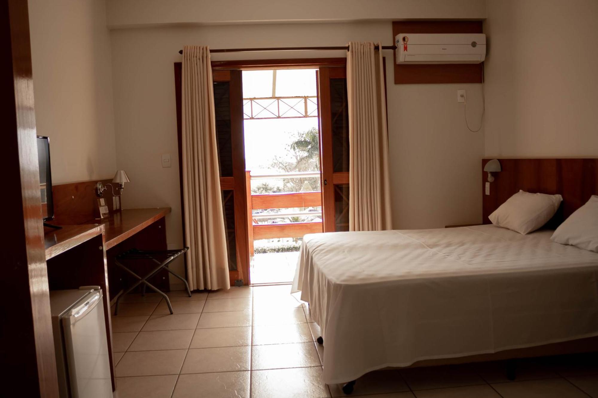 Quarto Deluxe com Cama de Casal ou 2 de Solteiro e Vista da Piscina