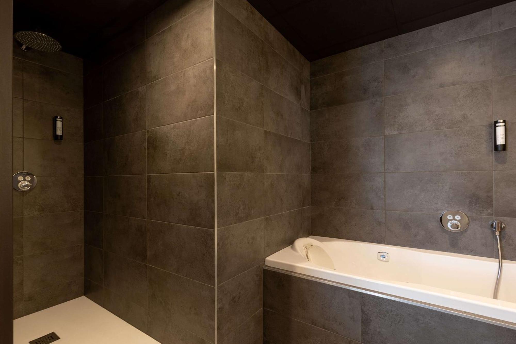 Großes Premium Zimmer mit Queensize-Bett und Whirlpool-Badewanne – Nichtraucher