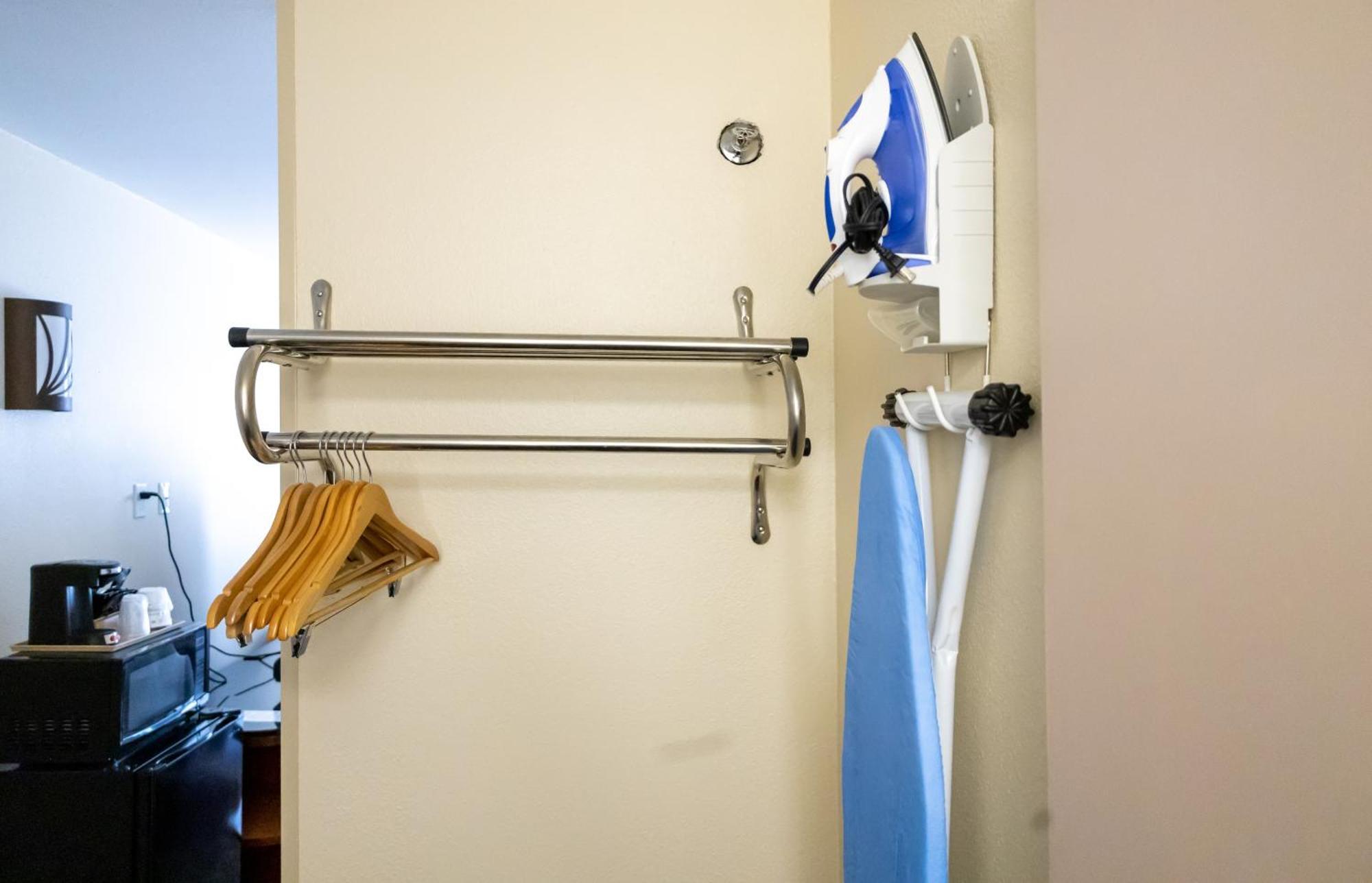 King Room Mobility Access Bathtub Grab Bars Non-Smoking,1553236456:JPEG