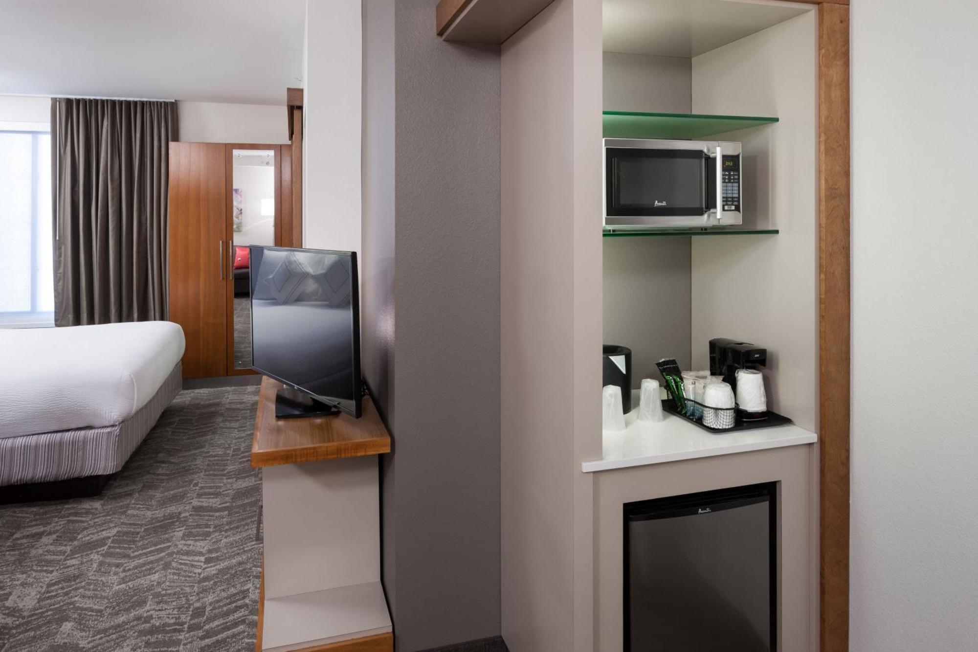 King Studio with Sofa Bed and Adapted Tub - Mobility and Hearing Accessible