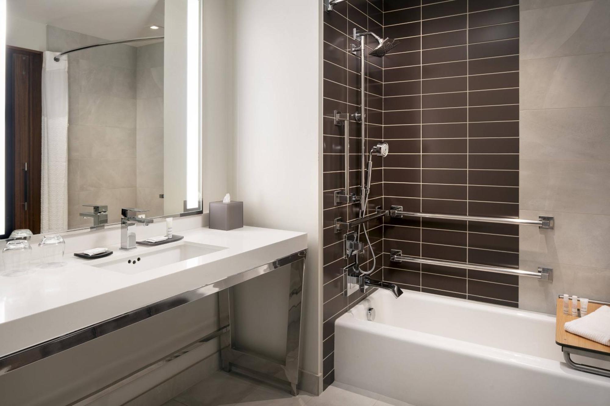 Guest Room with Queen Bed,1553723773:JPEG