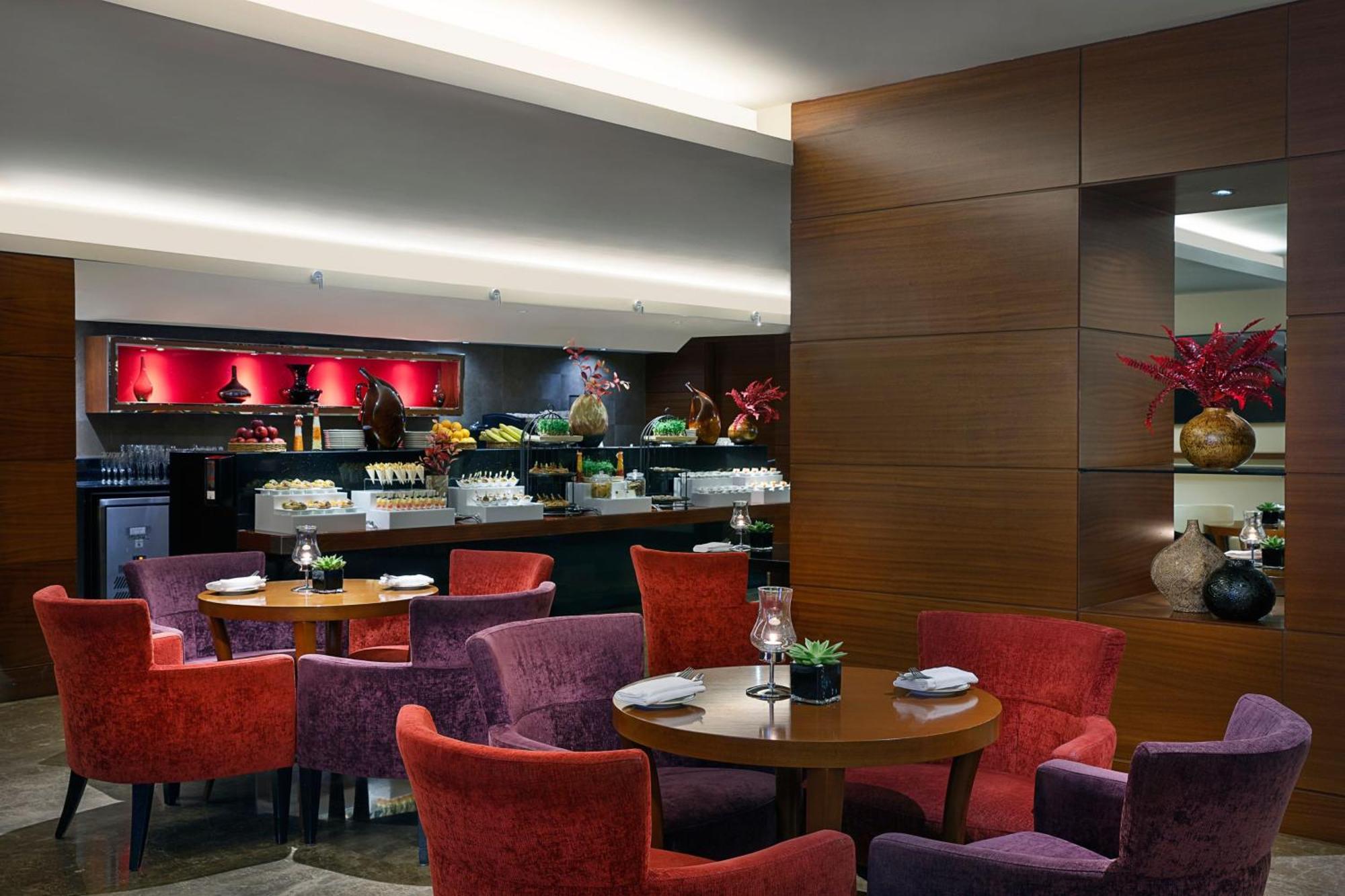 Club Zimmer mit Kingsize-Bett, Stadtblick und Zugang zur Club Lounge
