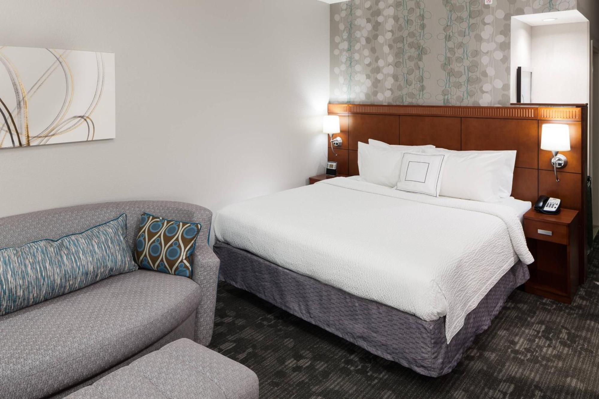 Quarto com Cama King-size, Sofá-cama e Chuveiro Acessível a Cadeirantes - Acessível para Hóspedes com Mobilidade Reduzida/Deficiência Auditiva
