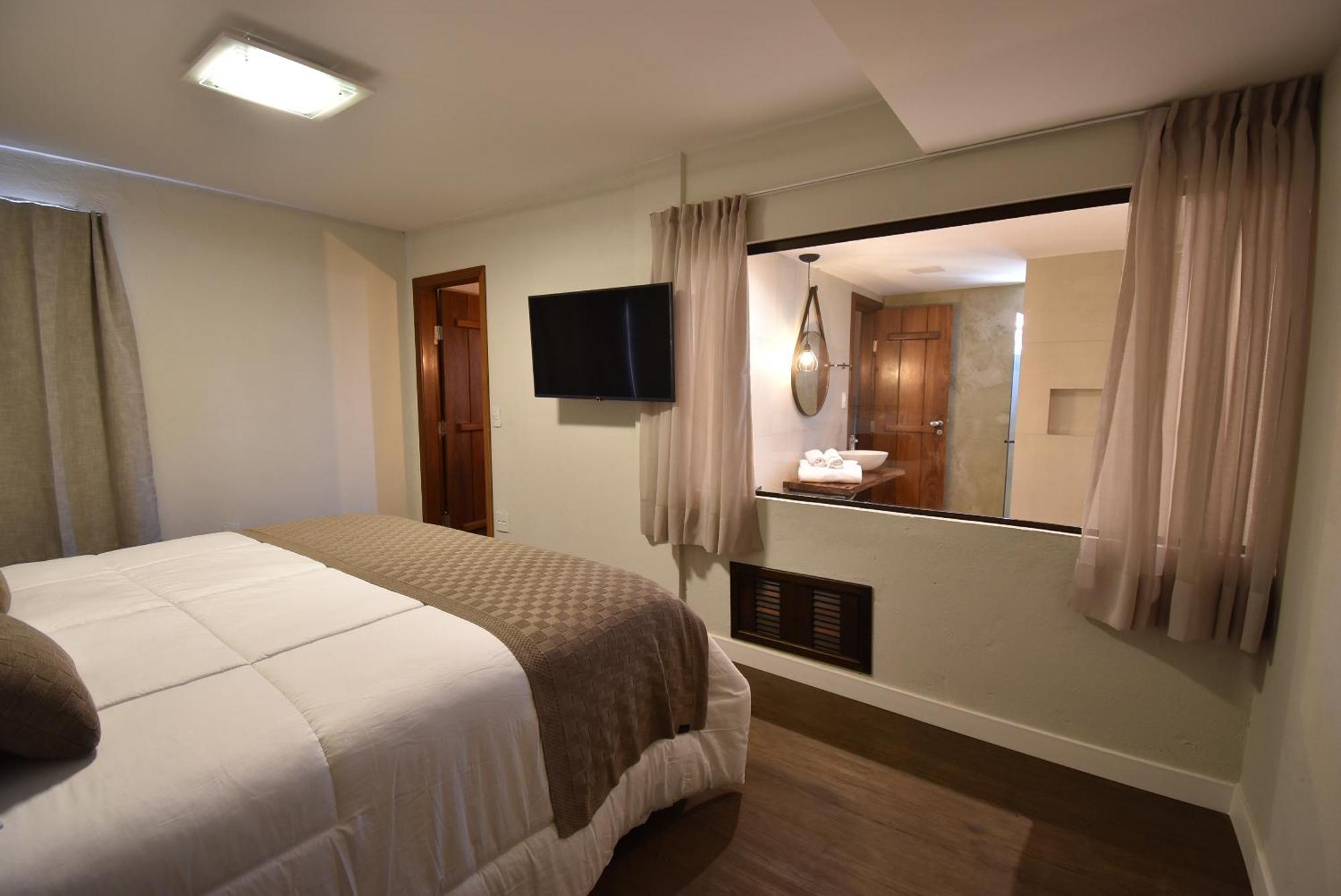 Suíte com Cama King-size e Banheira de Hidromassagem