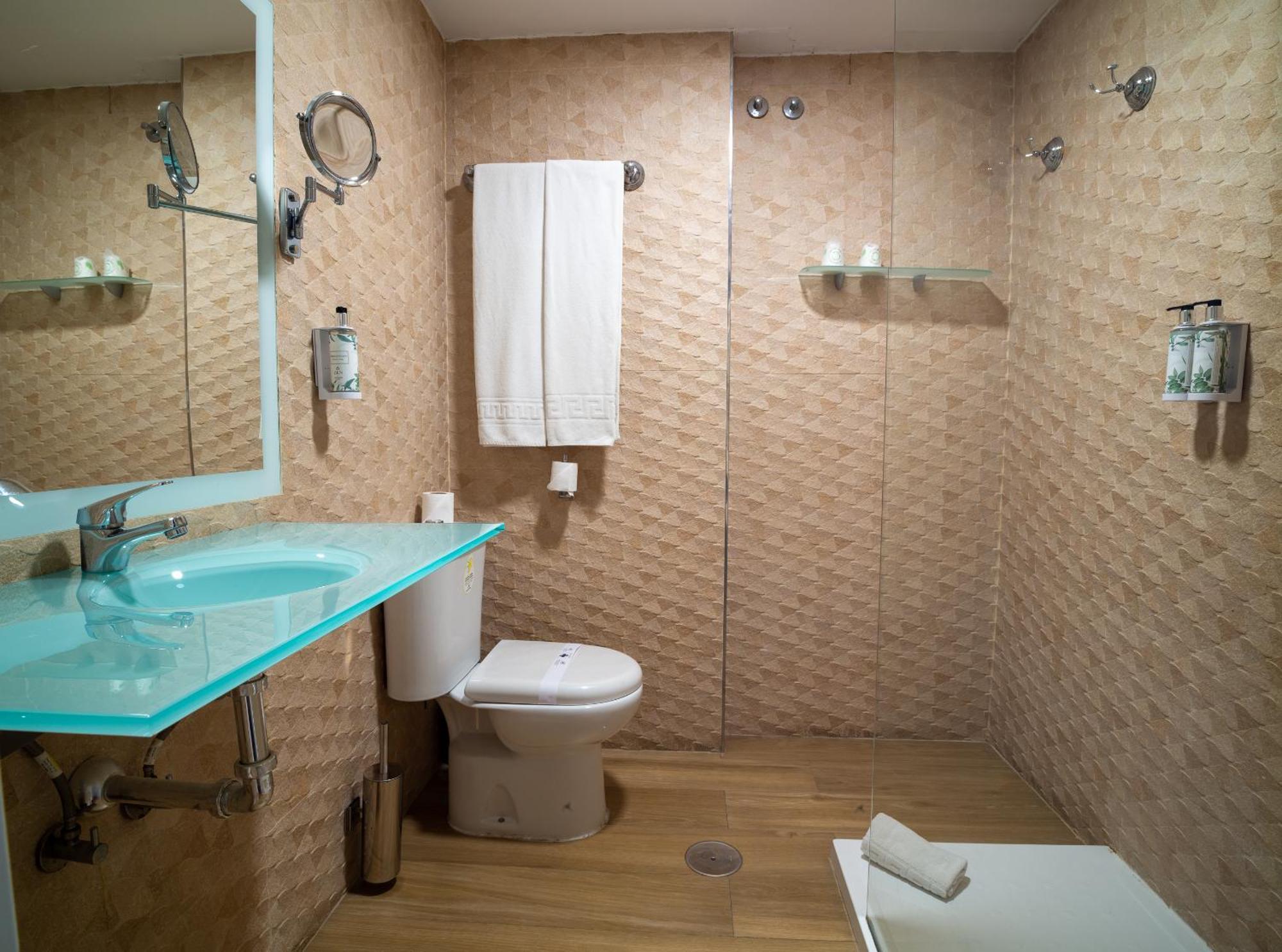 Twin Room,1555326325:JPEG