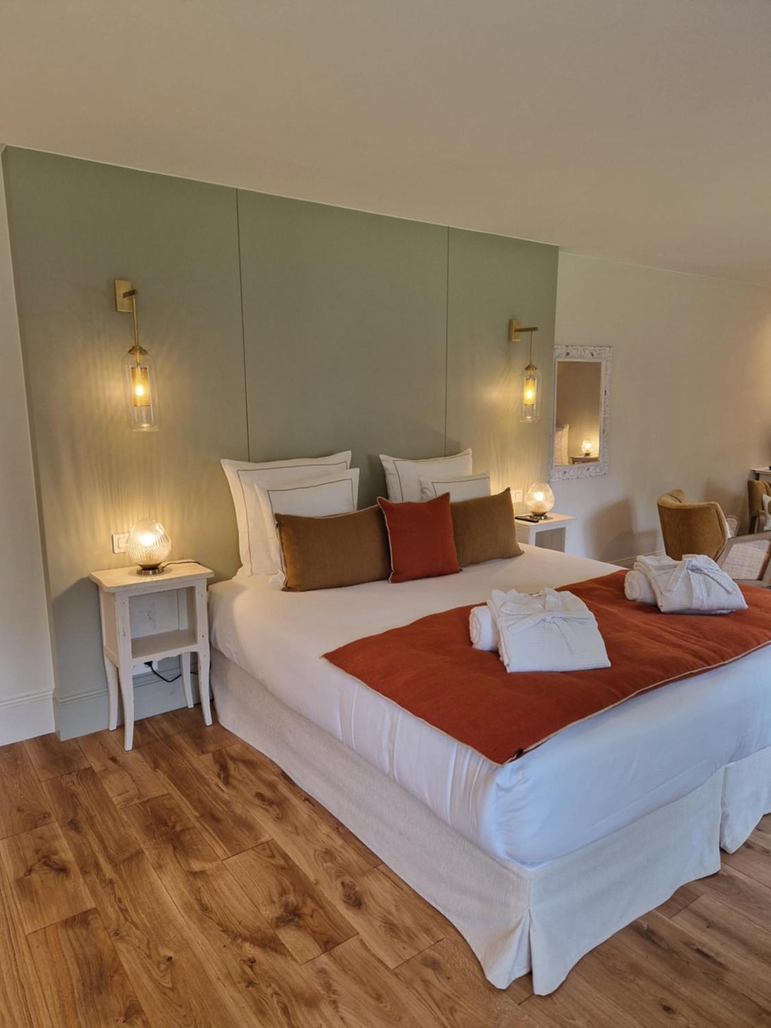 Chambre 3 : Suite Deluxe avec Douche et Baignoire - Vue sur Jardin et Fleuve