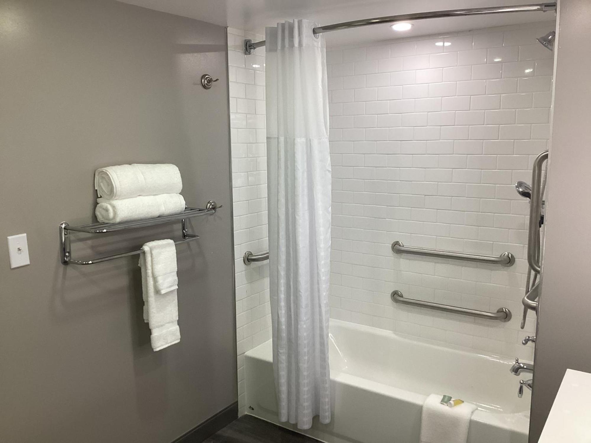 King Room with Bath Tub - Mobility Accessible/Non-Smoking