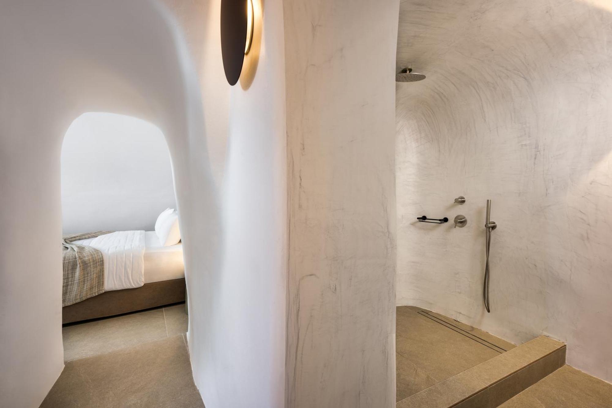 Superior Cave with Courtyard View