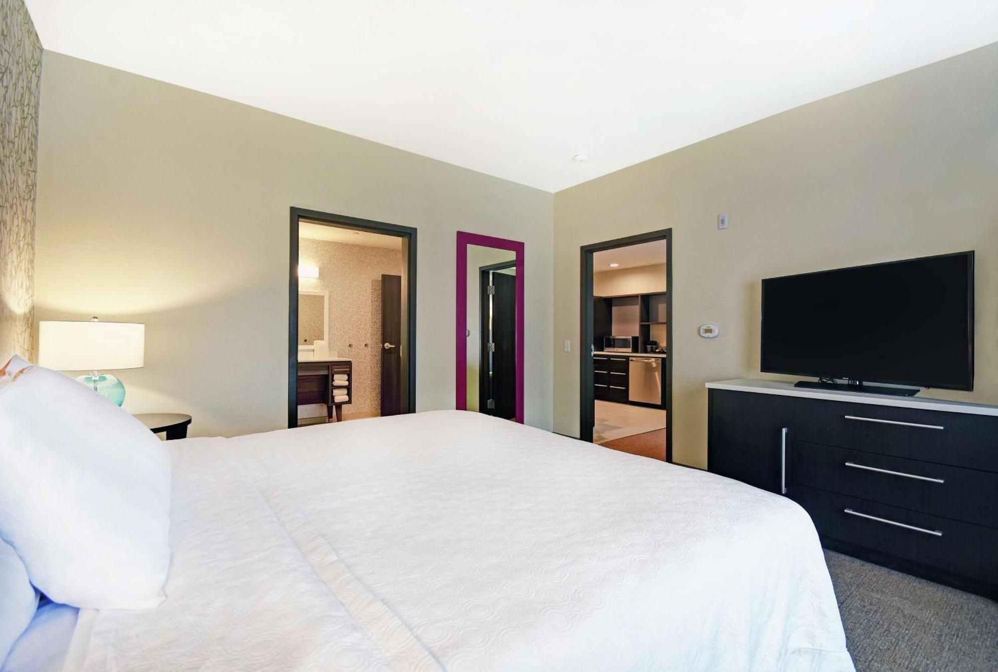 King Suite - Mobility and Hearing Access/Non-Smoking