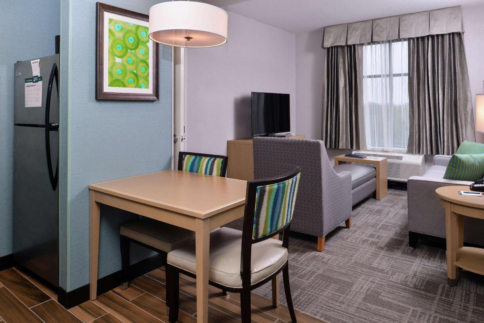 One-Bedroom Queen Suite with Two Queen Beds - Non-Smoking