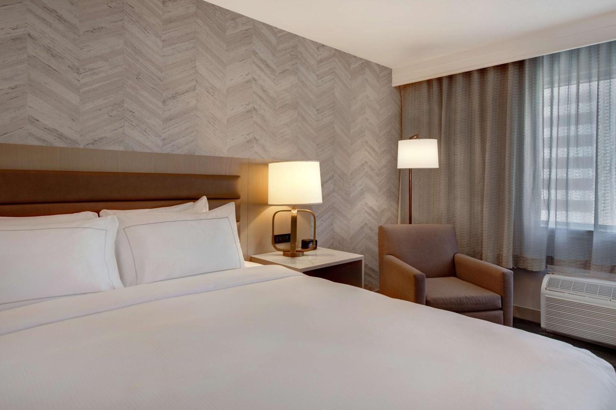 King Room with Roll-In Shower - Mobility Access