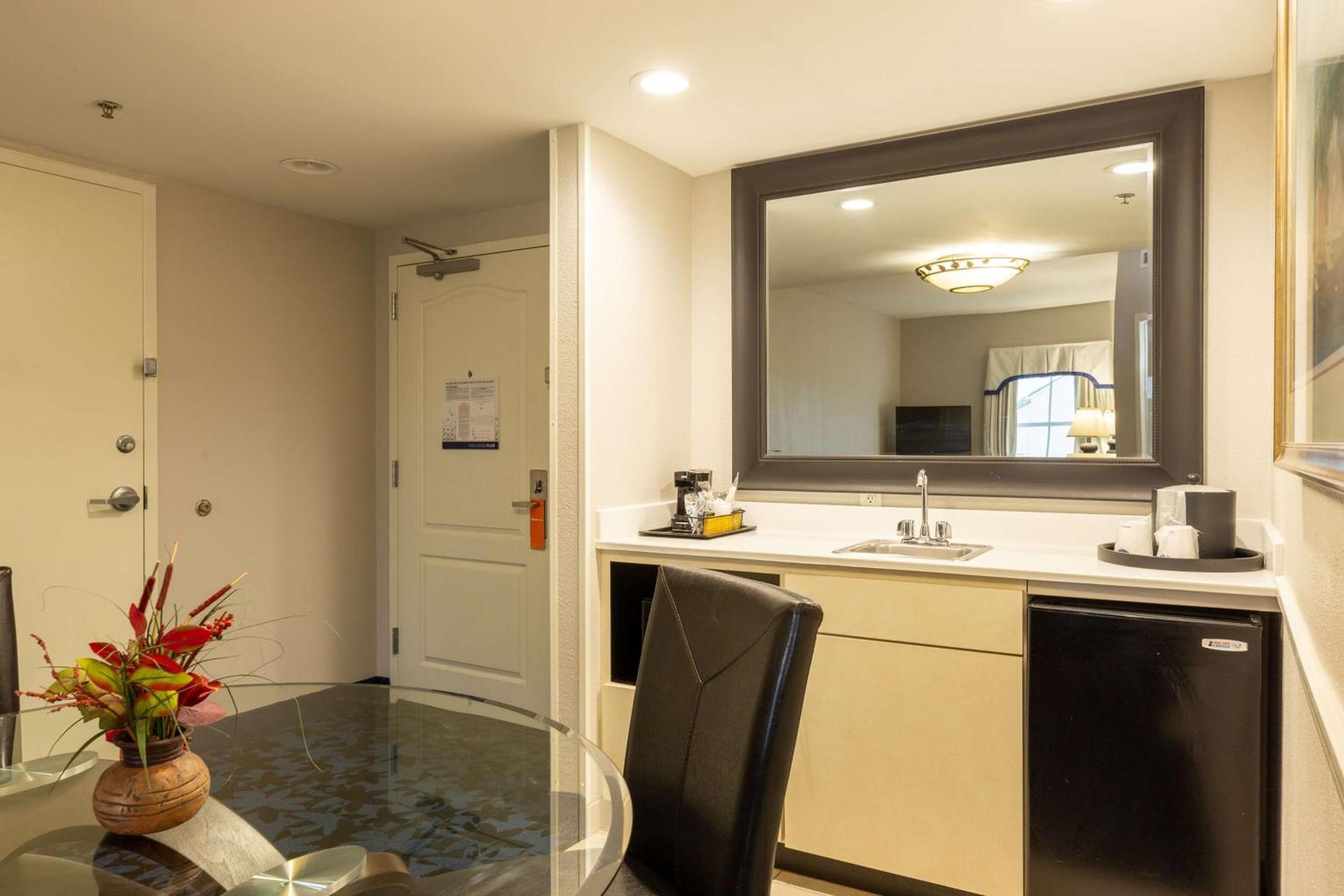 One-Bedroom King Suite with Whirlpool - Non-Smoking