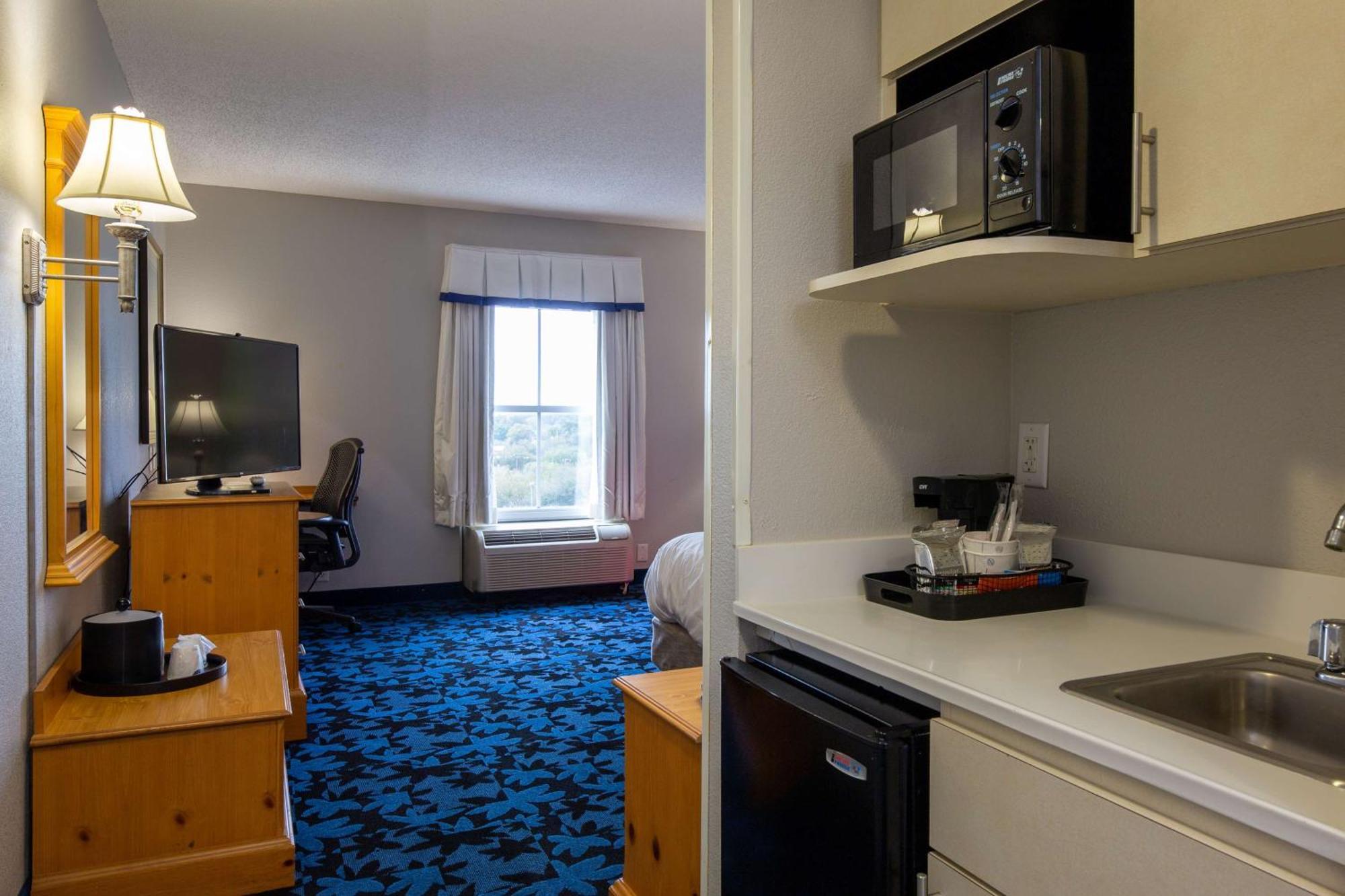 King Studio Suite with Whirlpool - Non-Smoking